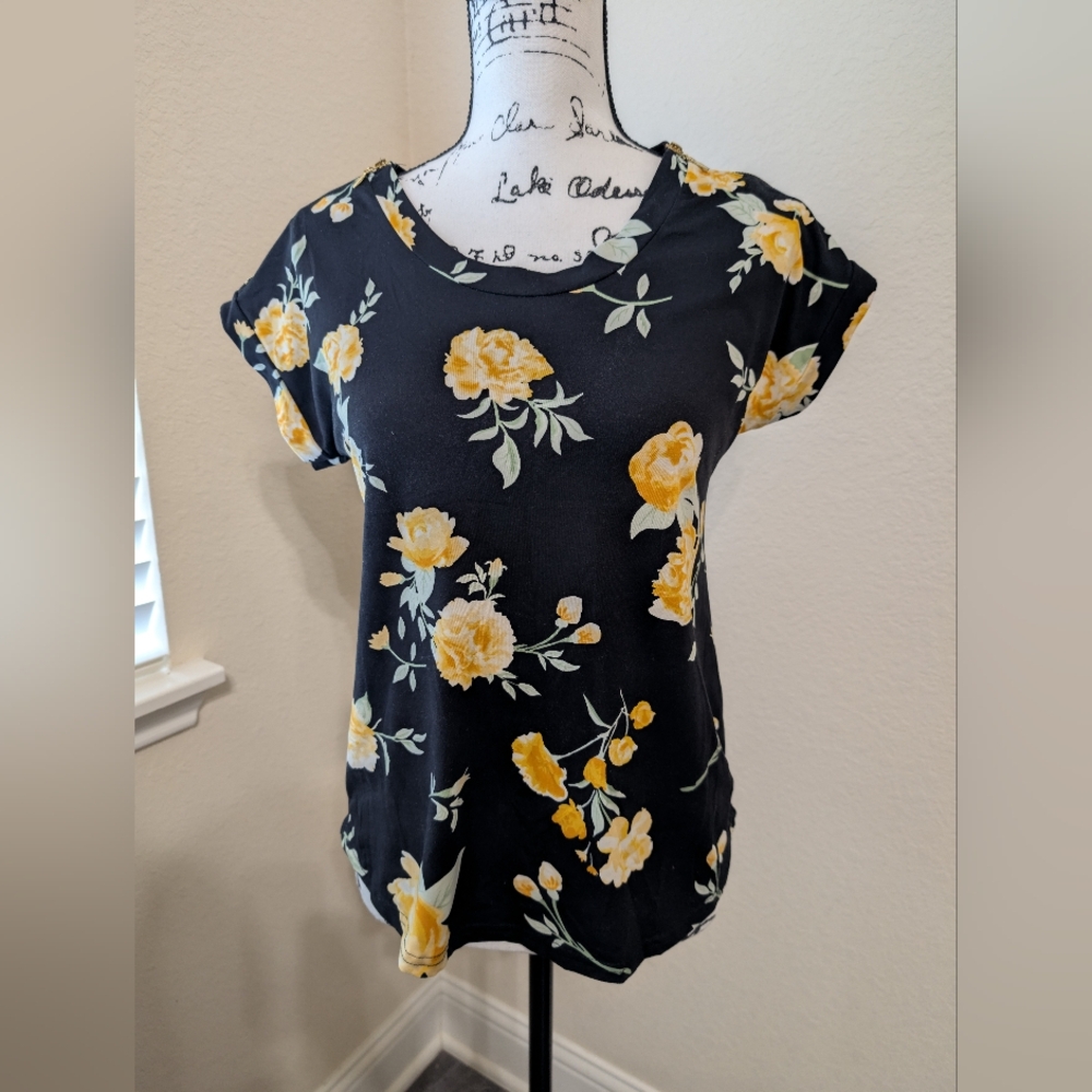 Women's Floral Top With Gold Plated Zippers/Hardware On The Sleeves•Medium 🌼⚫